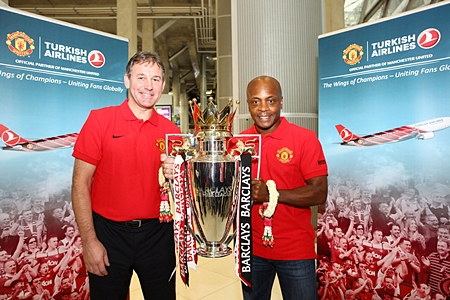 Bryan Robson and Paul Parker pose with the trophy at Suvarnabhumi Airport.